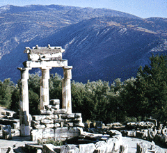 [ilustração: Templo de Delfos, em honra da deusa Atena, a sudoeste do Monte Parnasso. Sec. IV a.c.
]