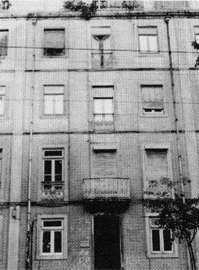 [ilustração: Casa da Tia Anica, onde Pessoa viveu de 1912 a 1914, na Rua Passos Manuel.
]