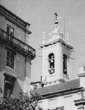 [ilustração: Campanário da Igreja dos Mártires e casa onde Pessoa nasceu. Foto António Tabucchi.
]