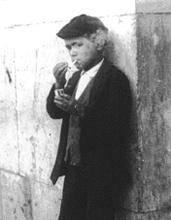 [ilustração: Joshua Benoliel (1873-1932). Rapaz fumando.]