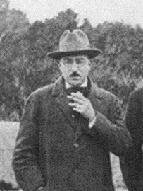 [ilustração: Fernando Pessoa, com o amigo Moitinho de Almeida (à direita), na firma do qual trabalhava.
]