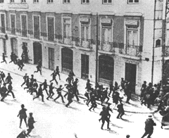 [ilustração: Joshua Benoliel (1873-1932). Momento de pânico na Praça do Município (derrube do Governo). in Ilustração Portuguesa, 24-5-1915.
]