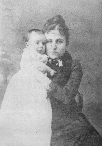 Fernando Pessoa ao colo de sua mãe, Maria Magdalena Pinheiro Nogueira.
