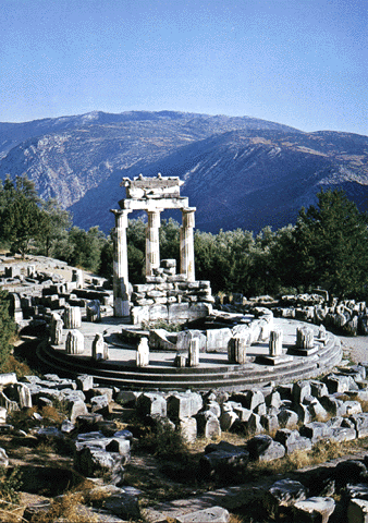 Templo de Delfos, em honra da deusa Atena, a sudoeste do Monte Parnasso. Sec. IV a.c.
