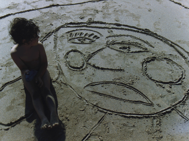 Desenho na areia. Laura, 5 anos. Foto L.A.
