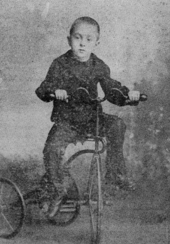 Fernando Pessoa de triciclo, aos seis anos.
