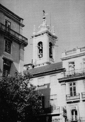 Campanário da Igreja dos Mártires e casa onde Pessoa nasceu. Foto António Tabucchi.
