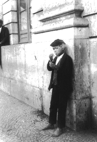 Joshua Benoliel (1873-1932). Rapaz fumando.