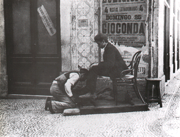 Augusto Bobone. Engraxador. Arquivo Fotográfico da Câmara Municipal de Lisboa.
