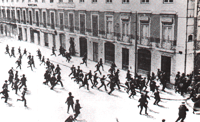 Joshua Benoliel (1873-1932). Momento de pânico na Praça do Município (derrube do Governo). in Ilustração Portuguesa, 24-5-1915.
